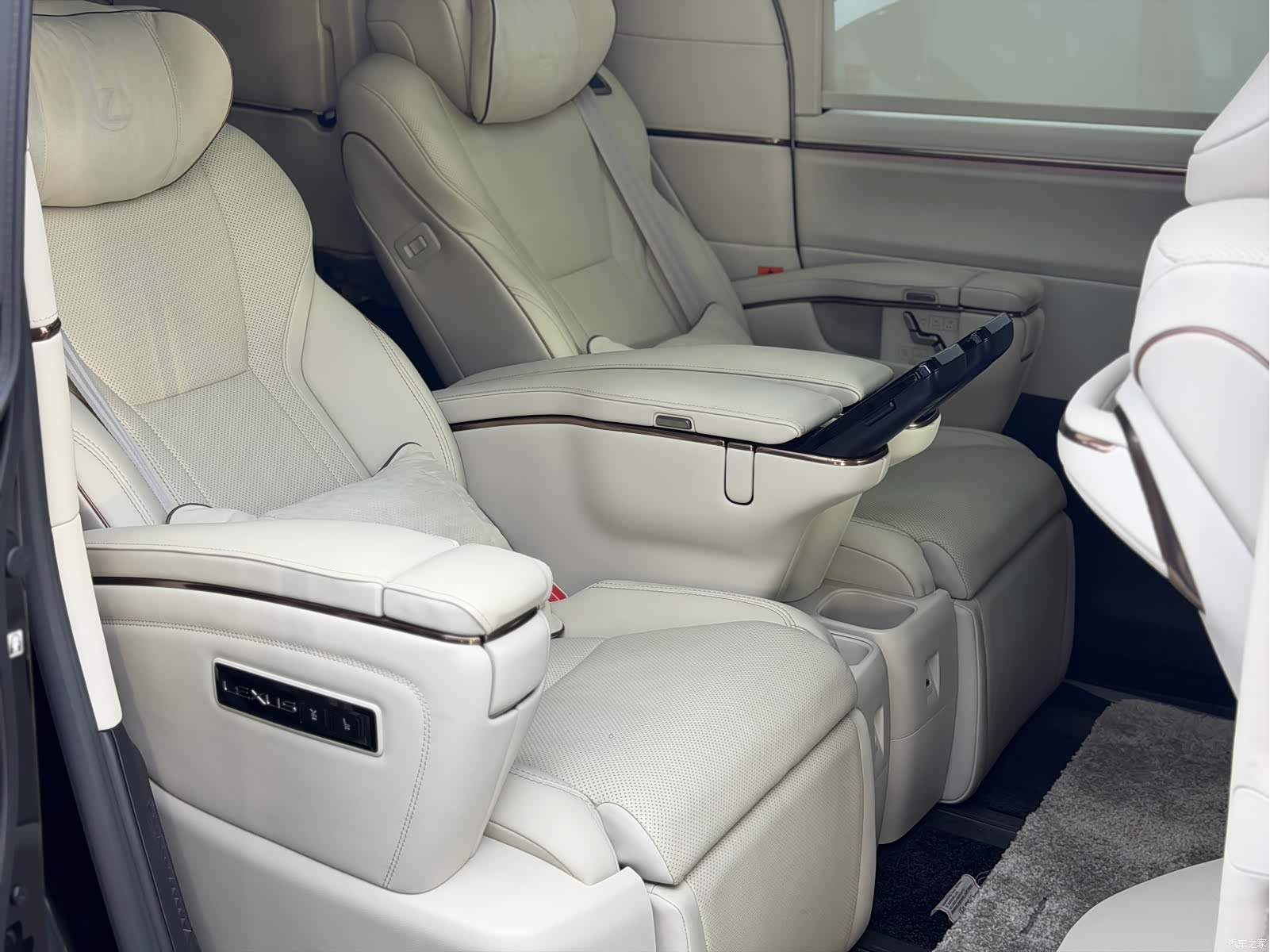 Lexus LM, 2024 14