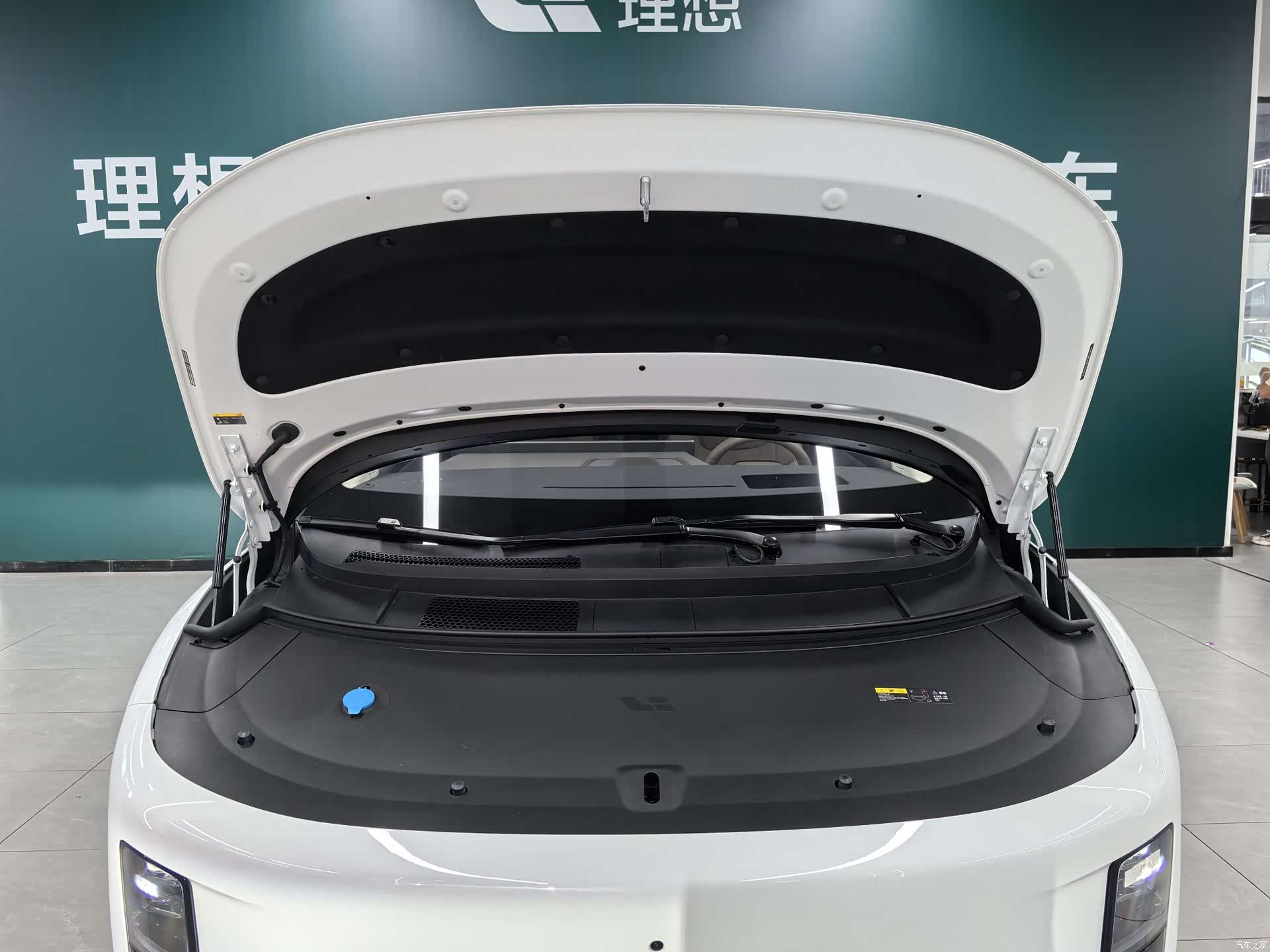 Li Auto i8, 2025 13