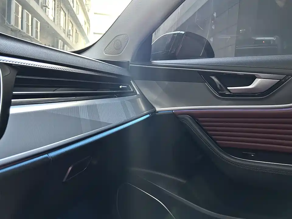 Hongqi HS5