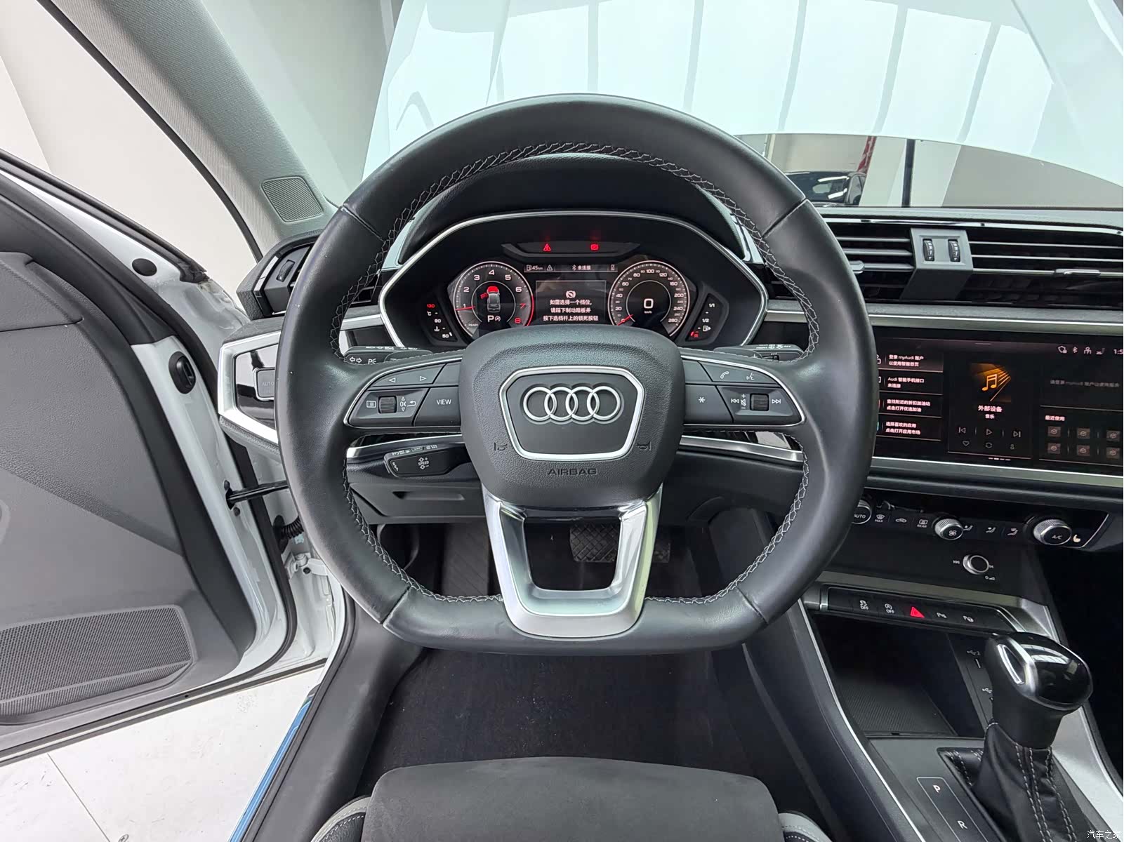 Audi Q3, 2022 10