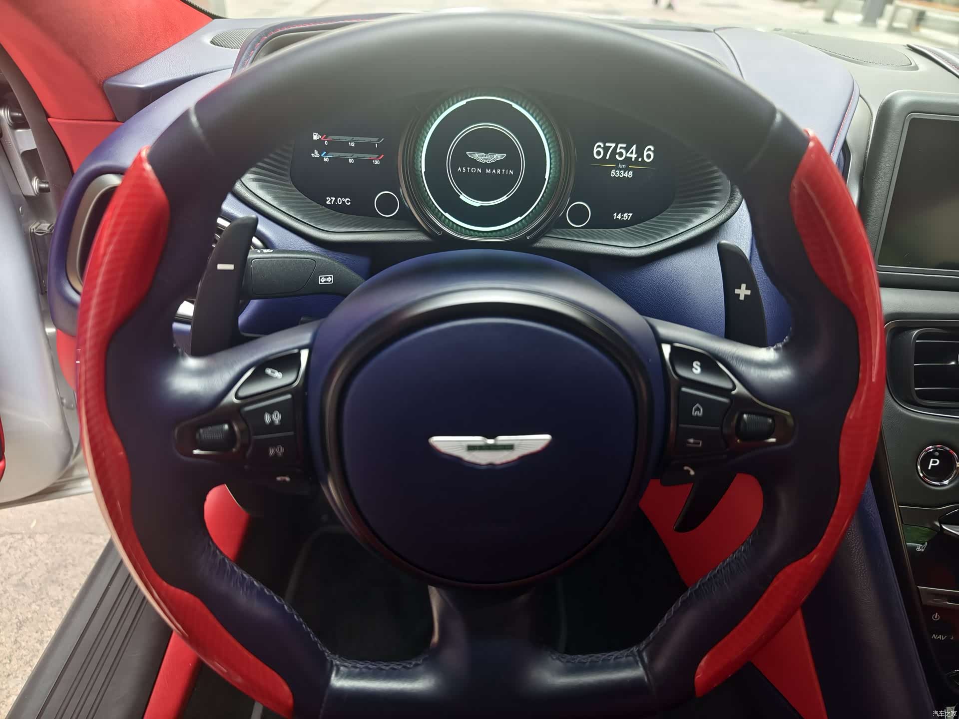 Aston Martin DB11, 2022 6