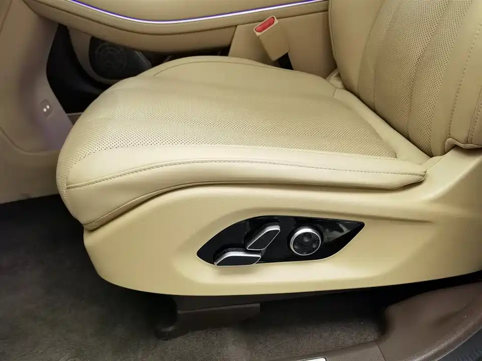 AITO Ask the world M7