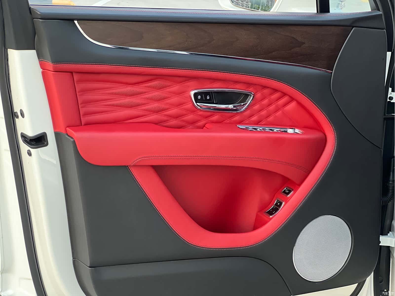 Bentley Bentayga, 2023 20