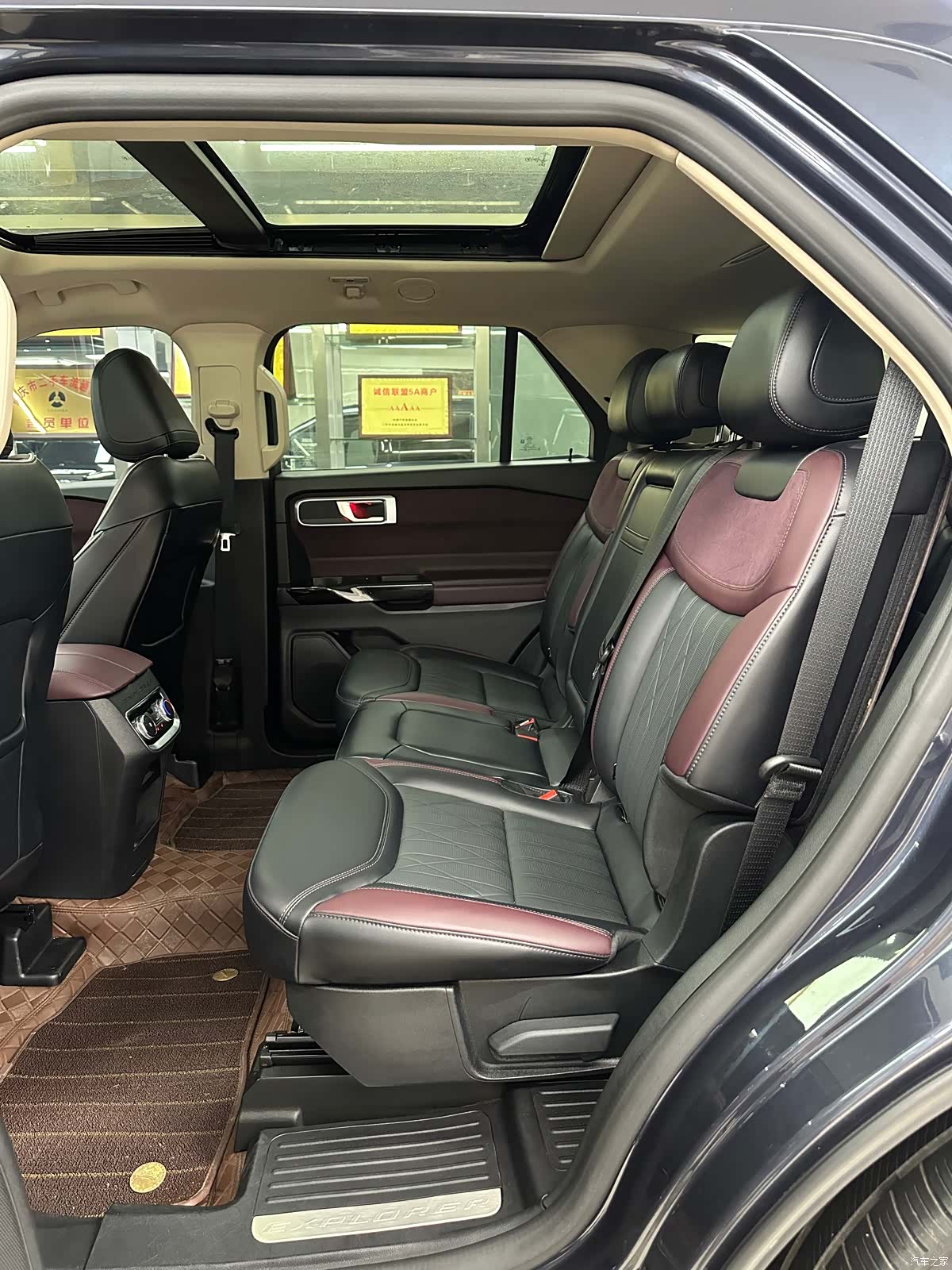 Ford Explorer, 2023 10