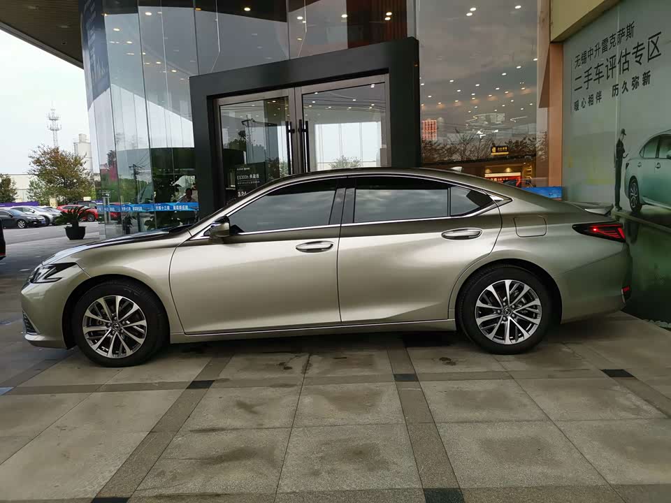 Lexus ES