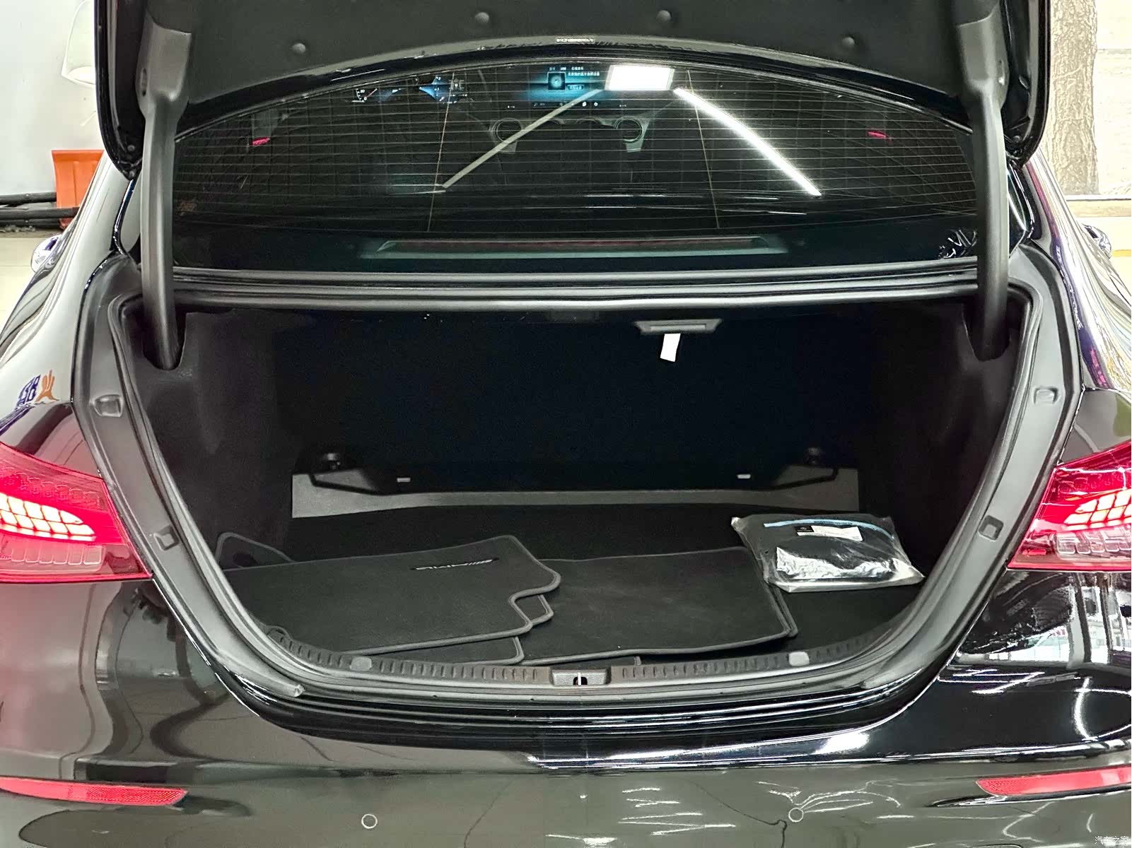 Mercedes-Benz E-Class, 2023 12