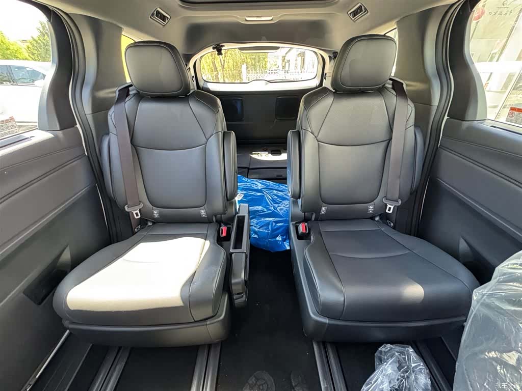 Toyota Granvia, 2026 13