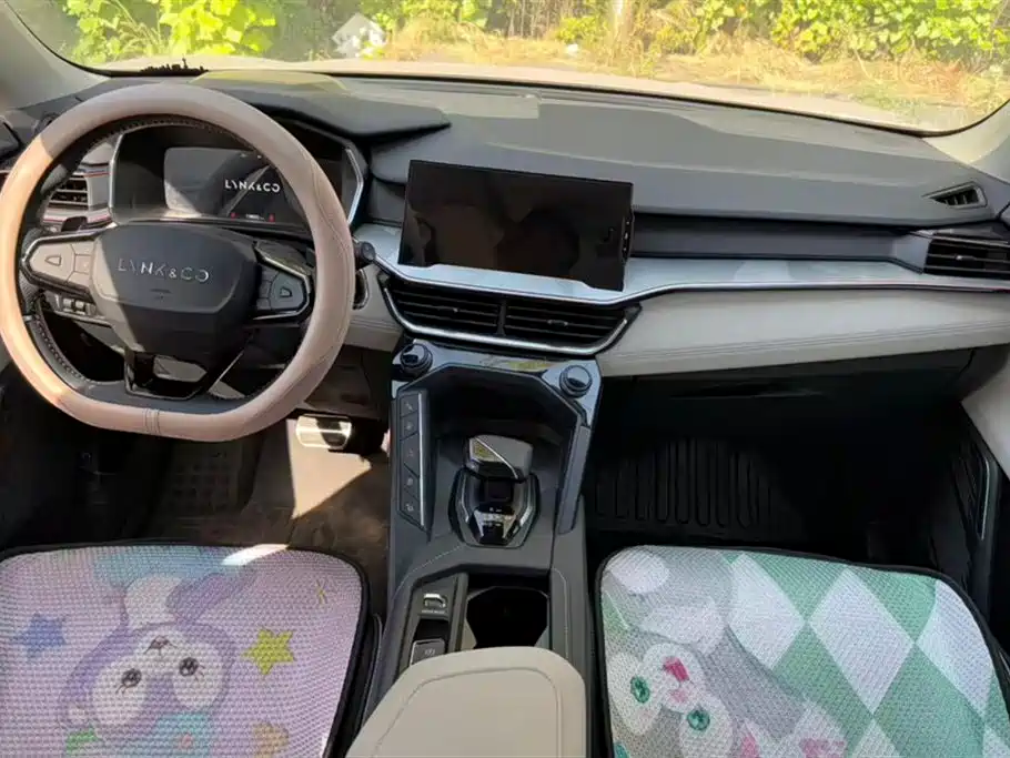 Lynk & Co 06
