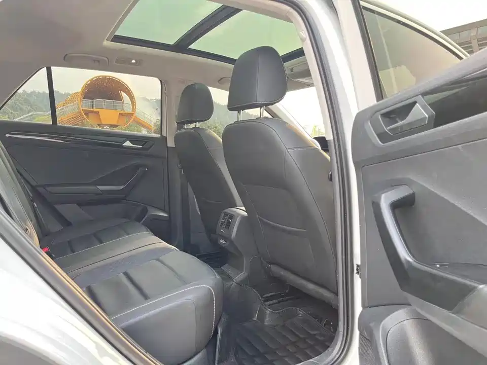 Volkswagen T-ROC exploring Songs