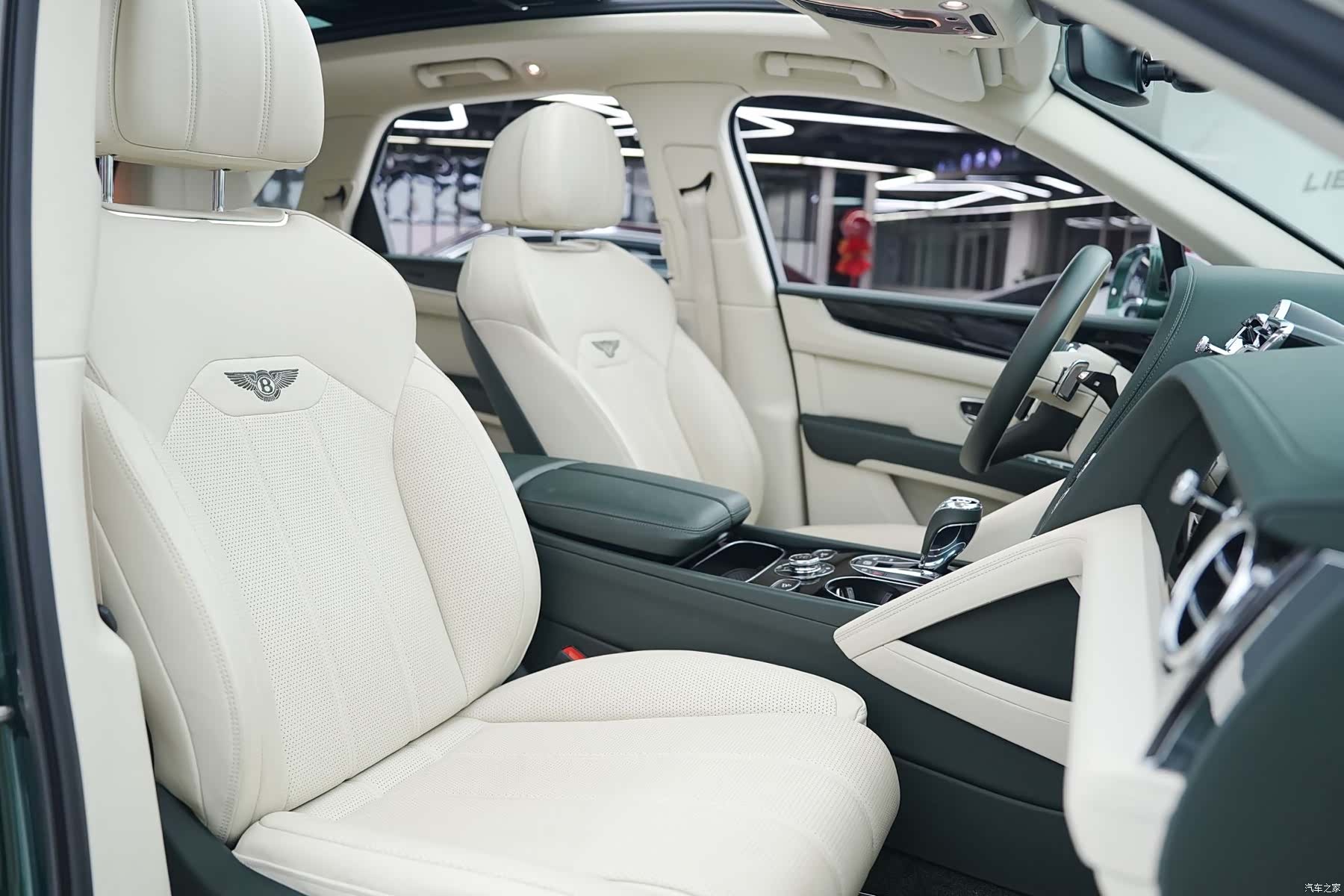 Bentley Bentayga, 2021 8