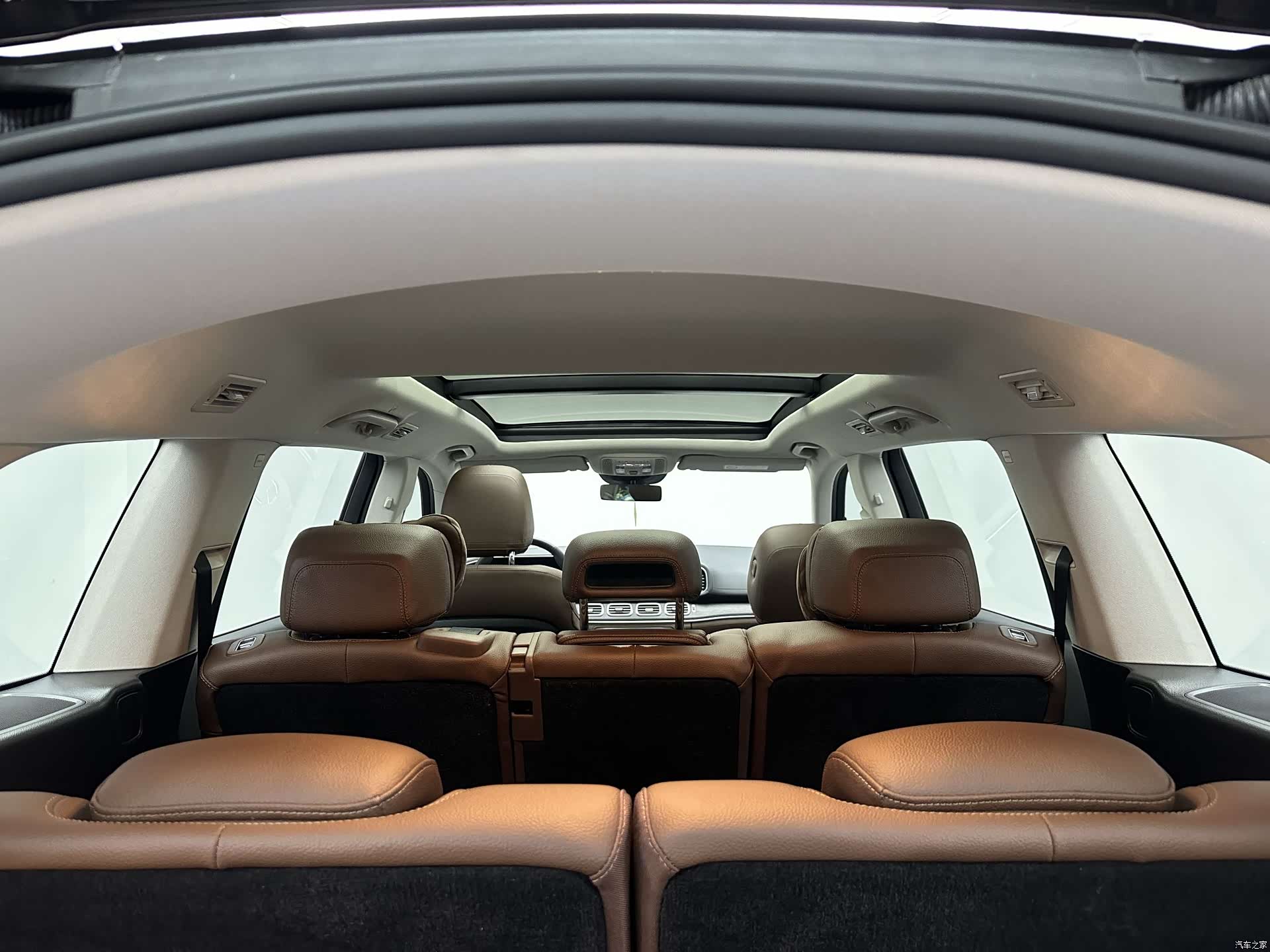Mercedes-Benz GLS, 2024 16