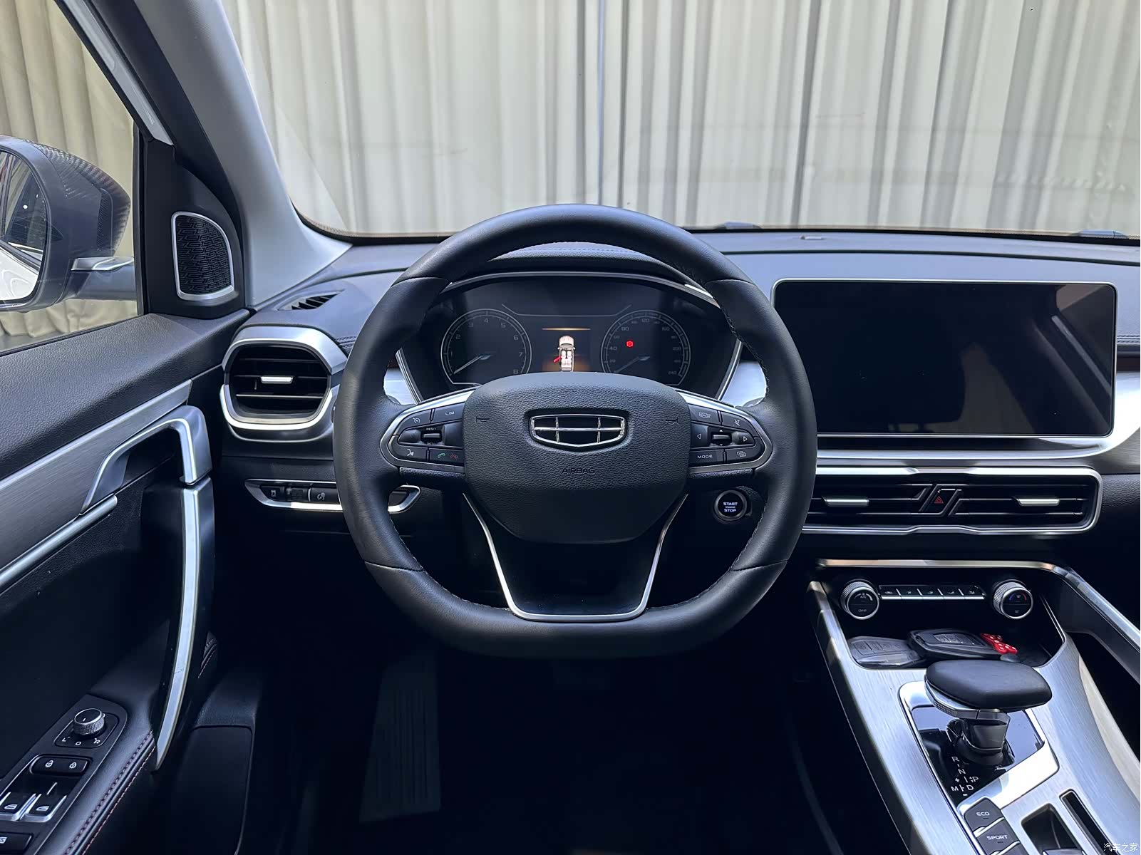 Geely Coolray, 2022 11