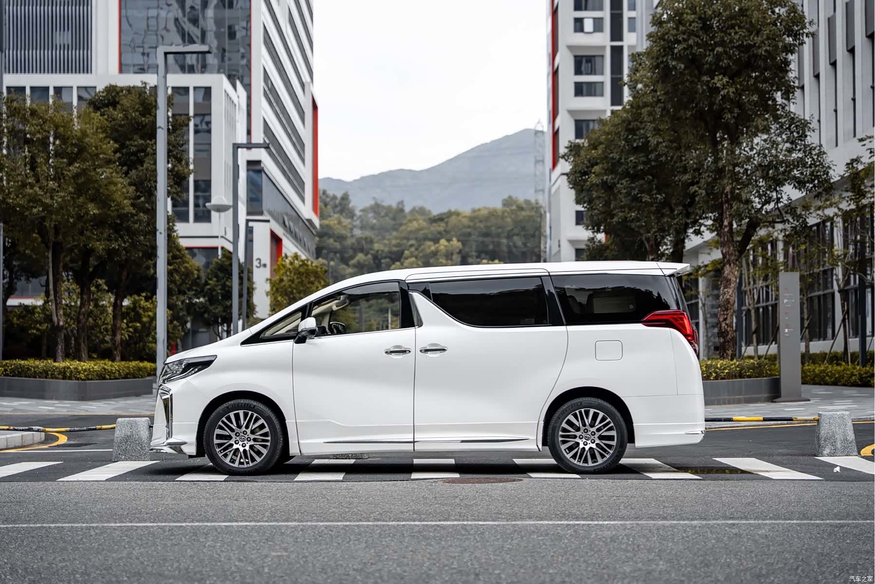 Toyota Alphard, 2017 9