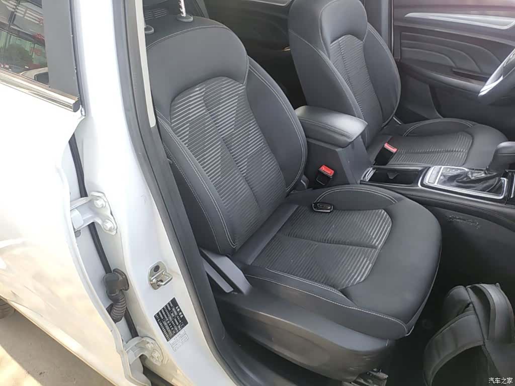 Roewe RX3, 2020 25