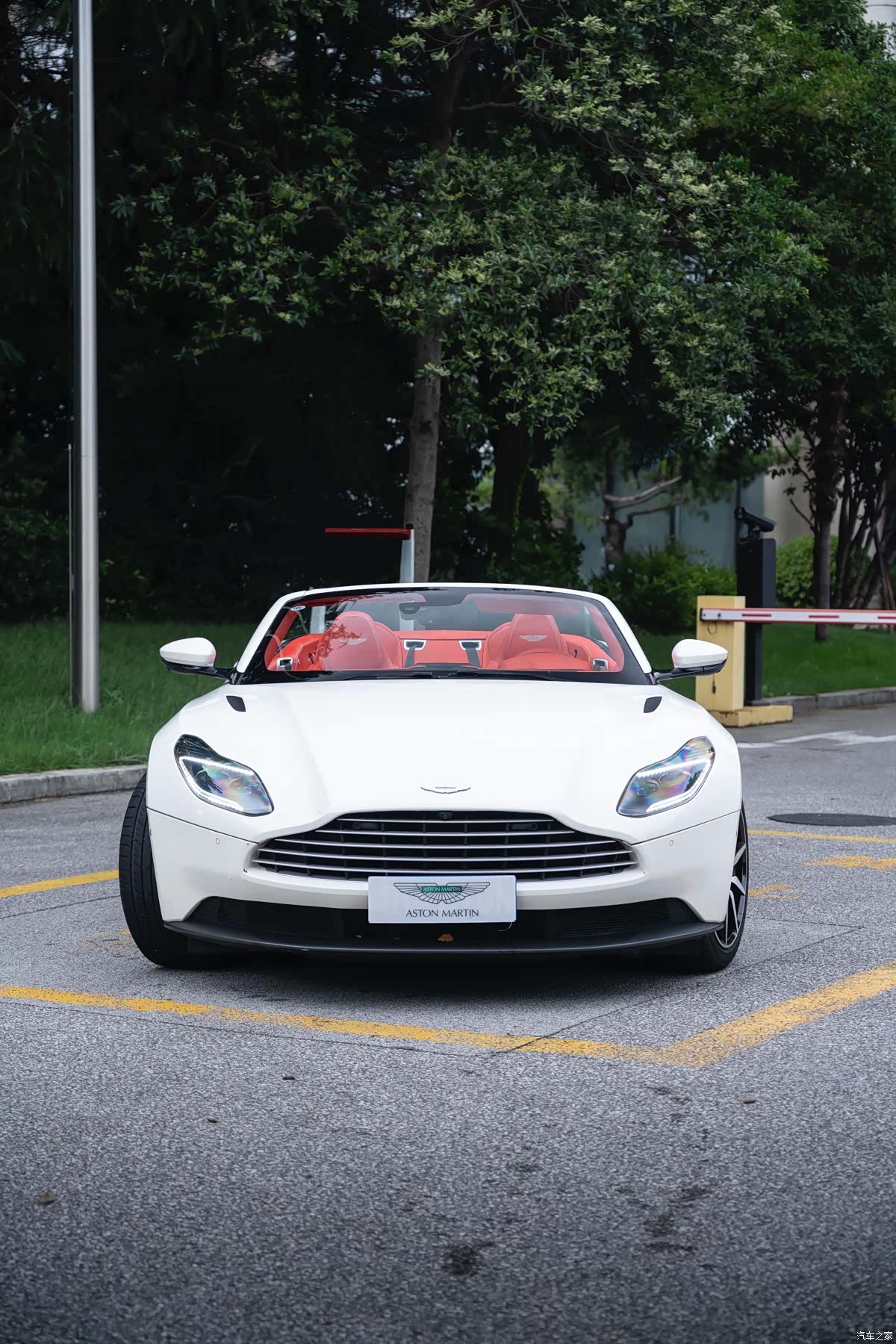 Aston Martin DB11, 2020 3