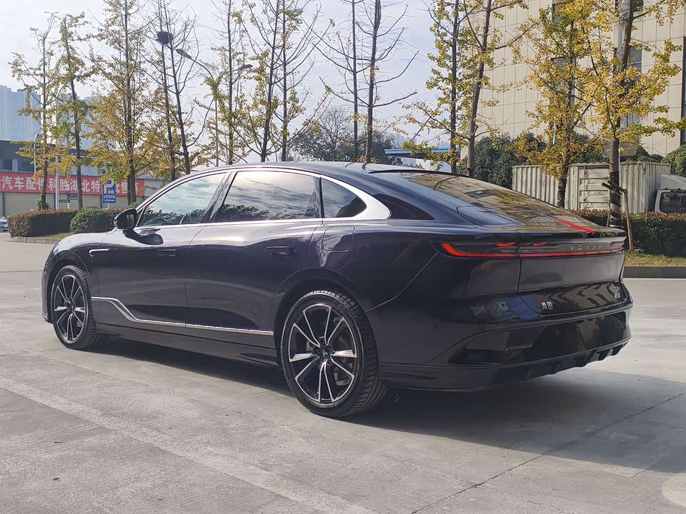 VOYAH Lantu chasing light