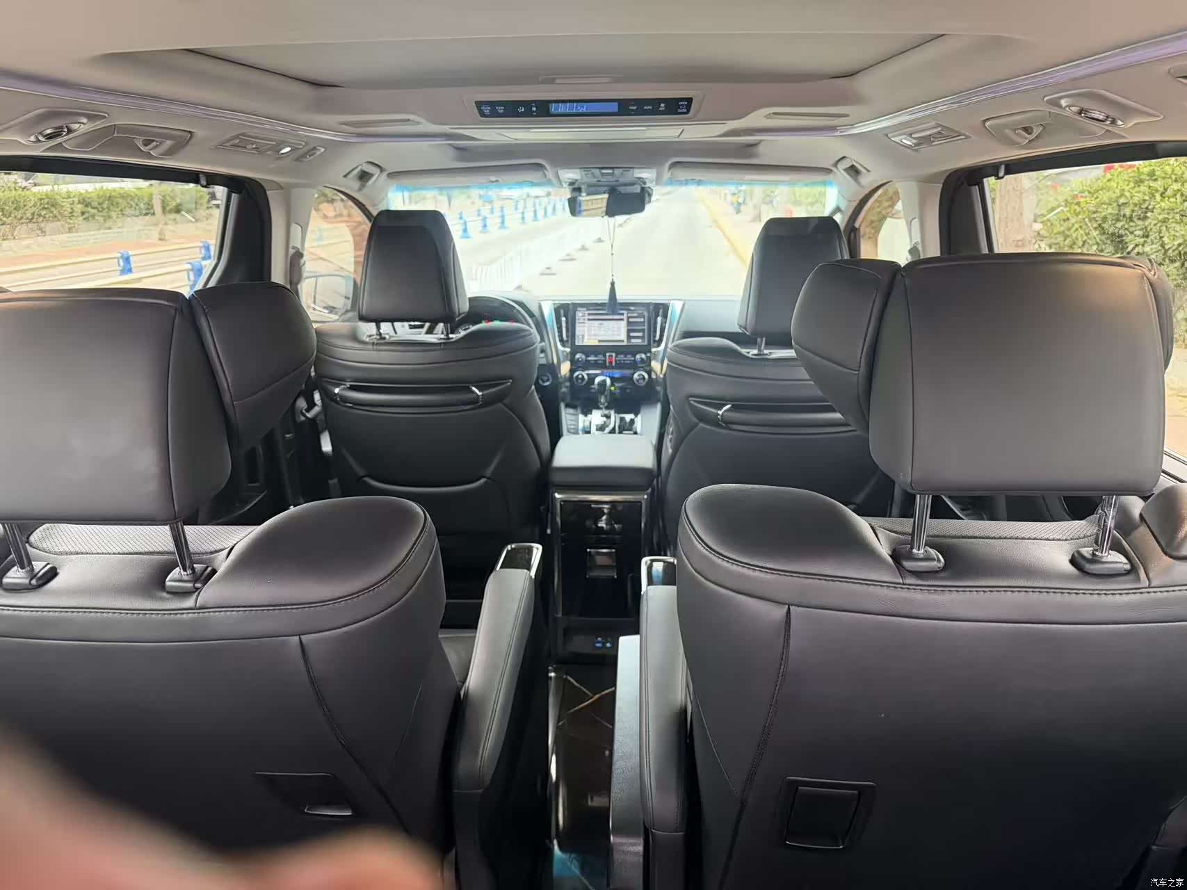 Toyota Vellfire, 2023 12