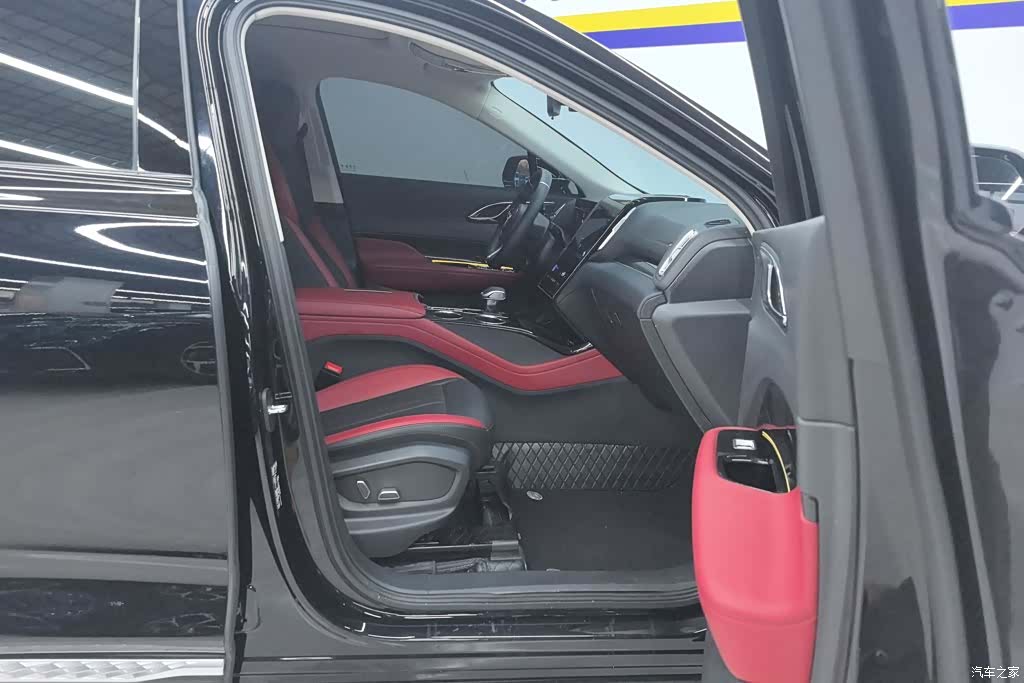 Hongqi HS3, 2025 8