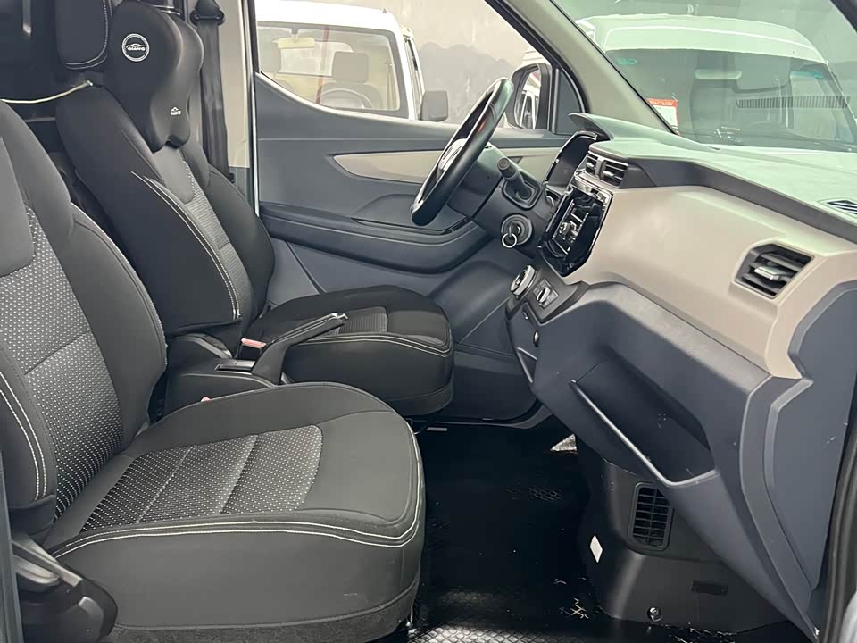 MAXUS Chase EV30