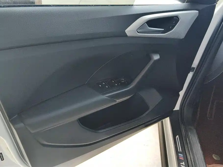 Volkswagen Exploring the shadow