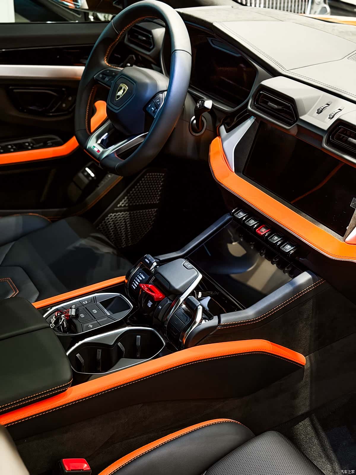 Lamborghini Urus, 2025 10