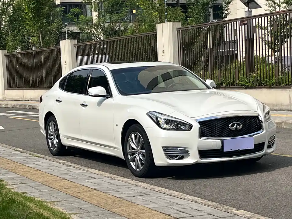 Infiniti Q70