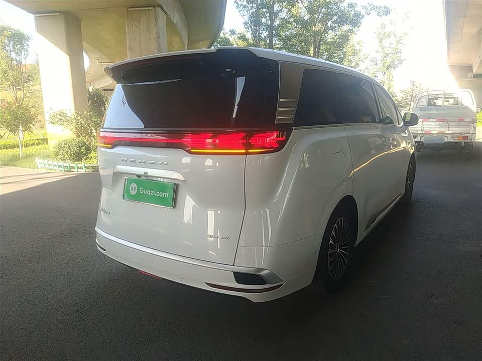 Denza D9 Denza D9