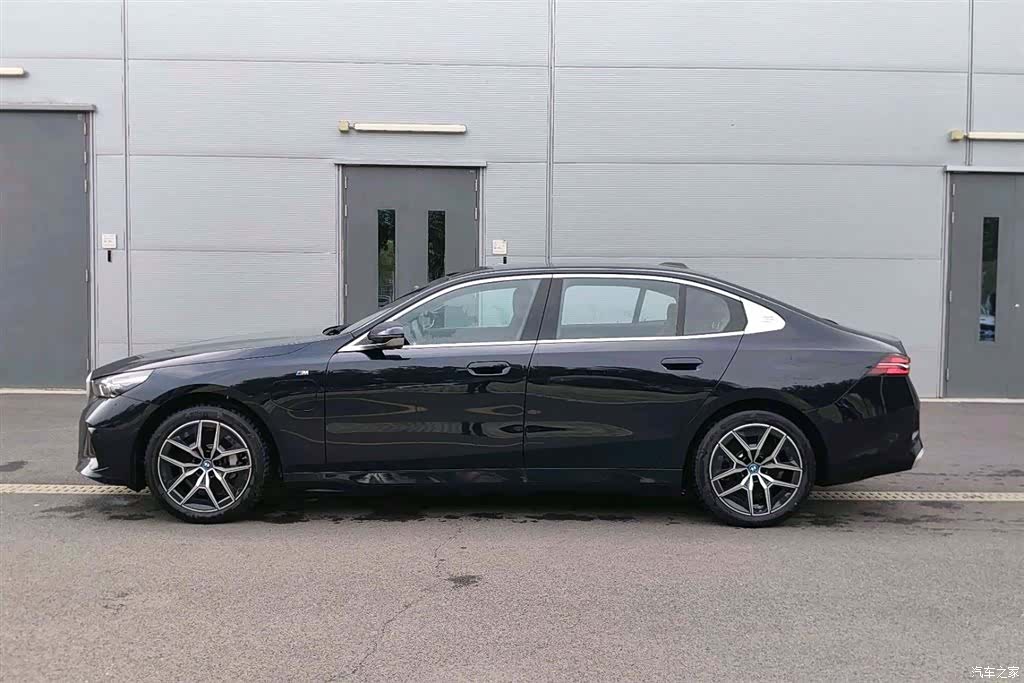 BMW i5, 2025 4