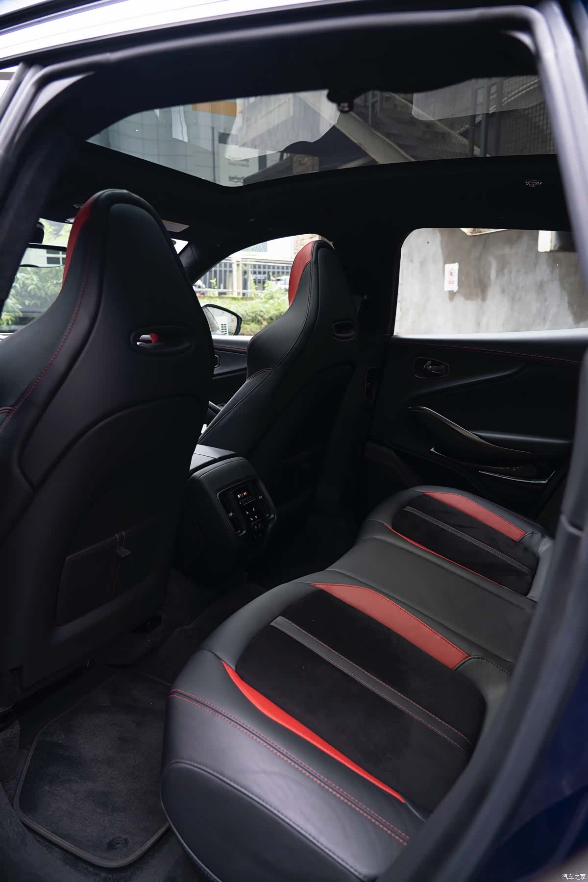 Aston Martin DBX, 2024 15