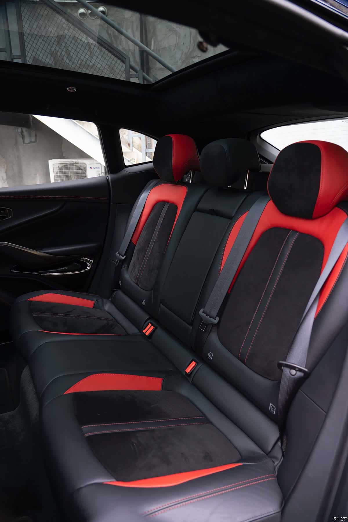 Aston Martin DBX, 2024 16