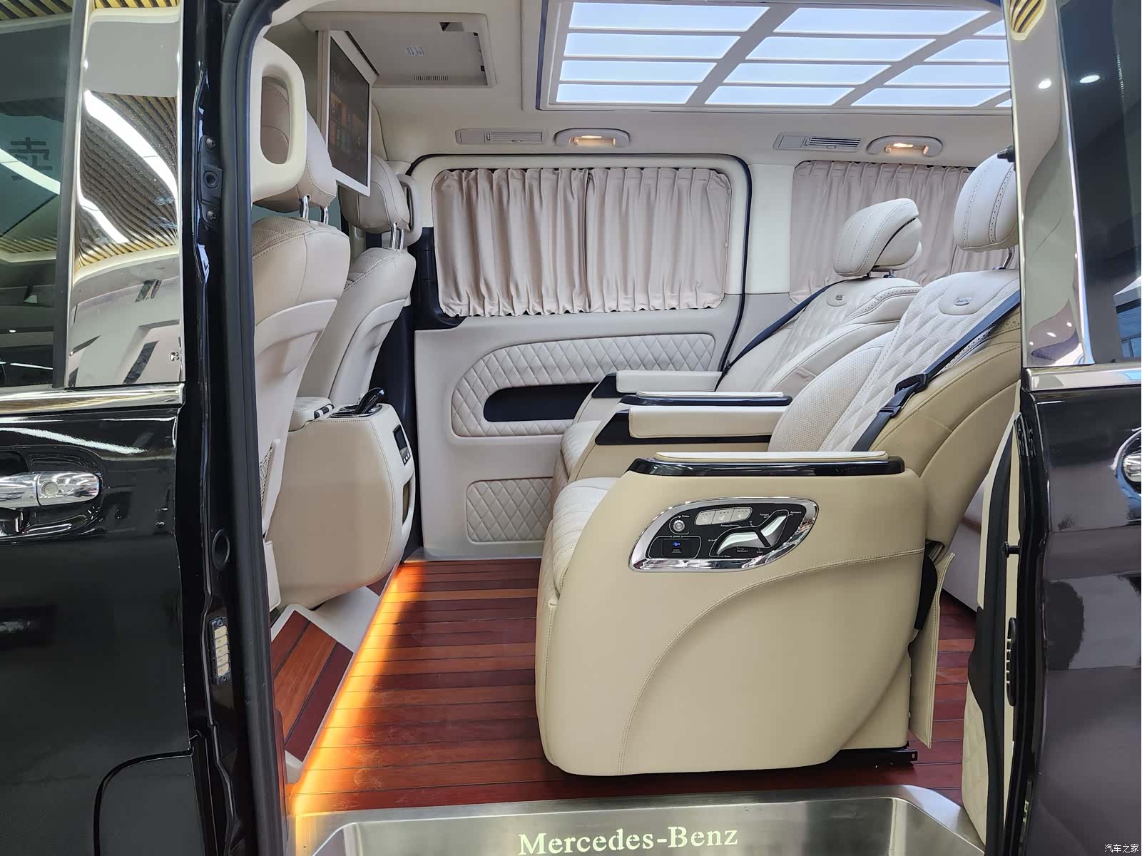 Mercedes-Benz 7, 2020 12