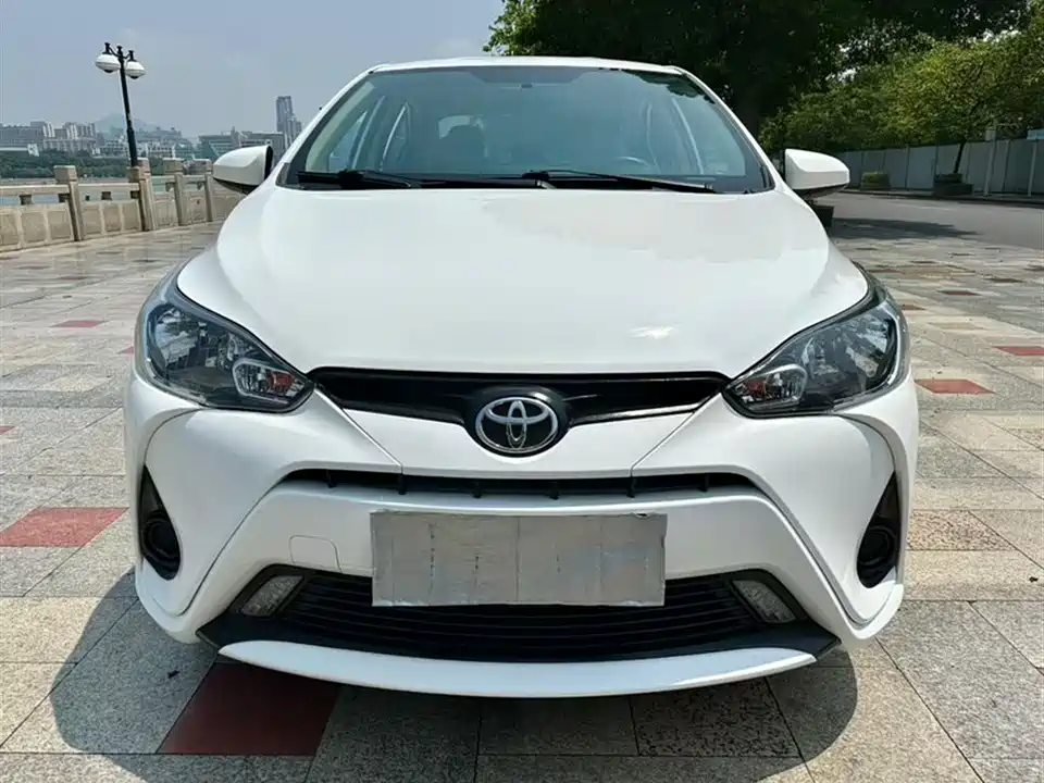 Toyota YARiS L to enjoy