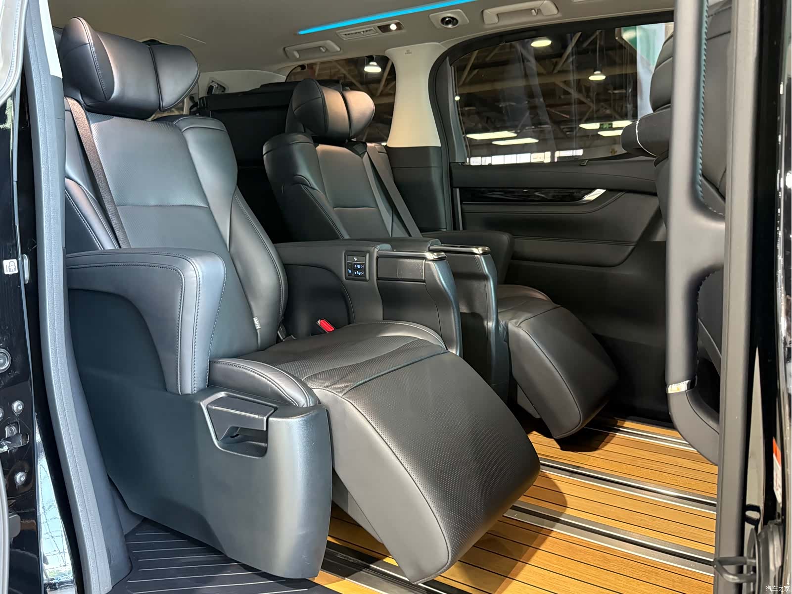 Toyota Vellfire, 2023 10