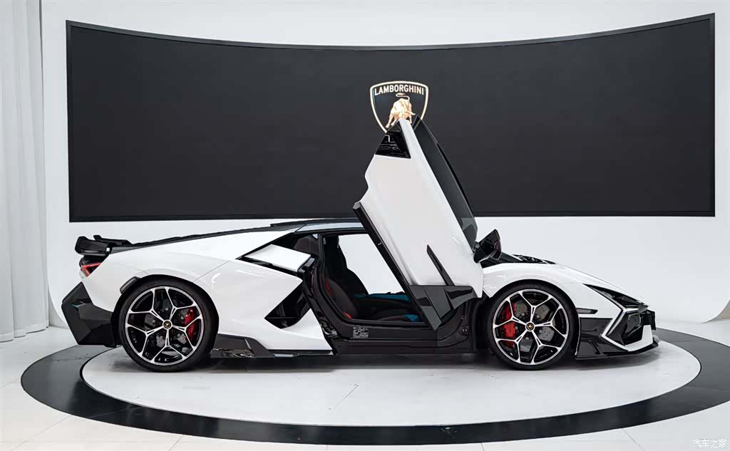 Lamborghini Revuelto, 2025 7