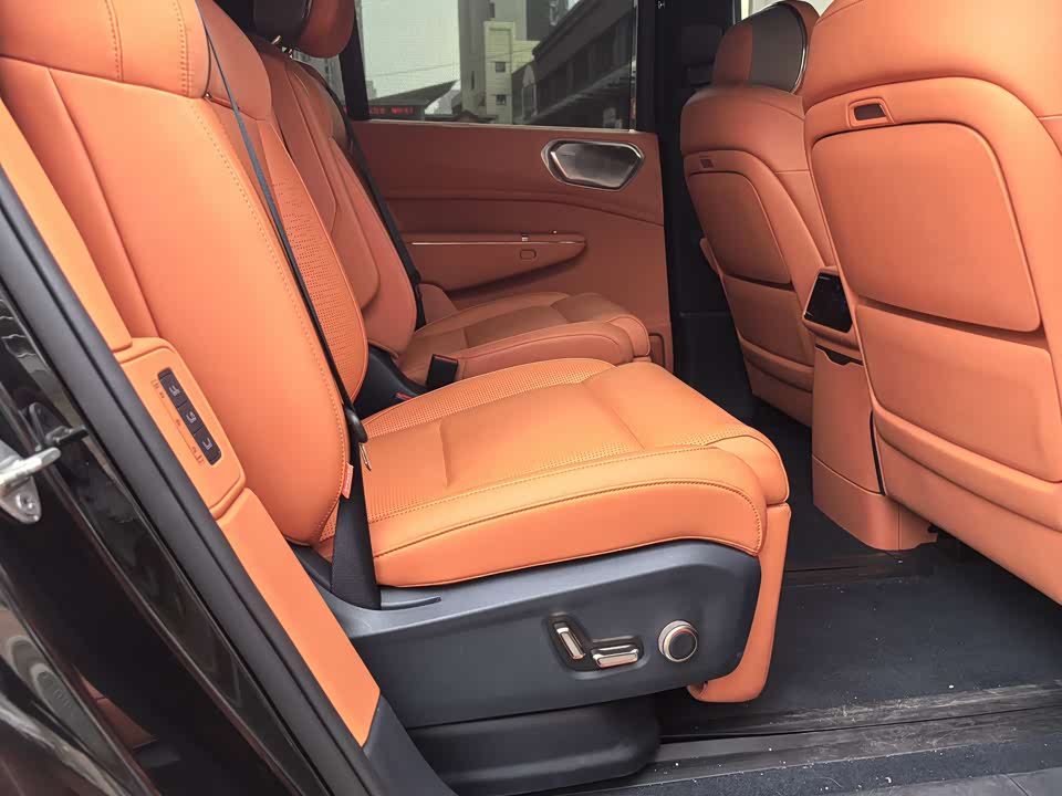 Lynk & Co 900