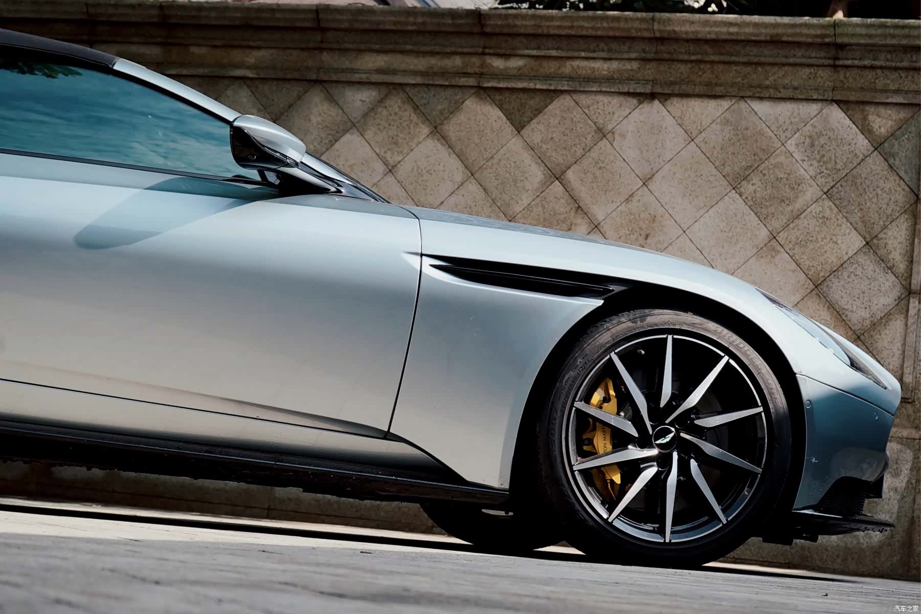 Aston Martin DB11, 2021 7