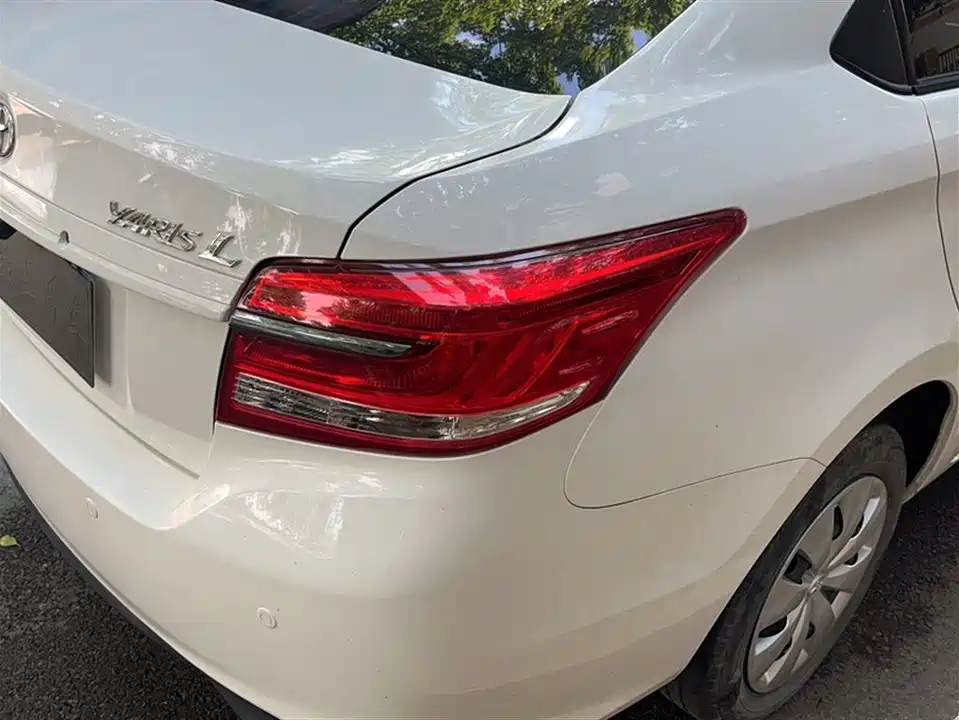 Toyota YARiS L to enjoy