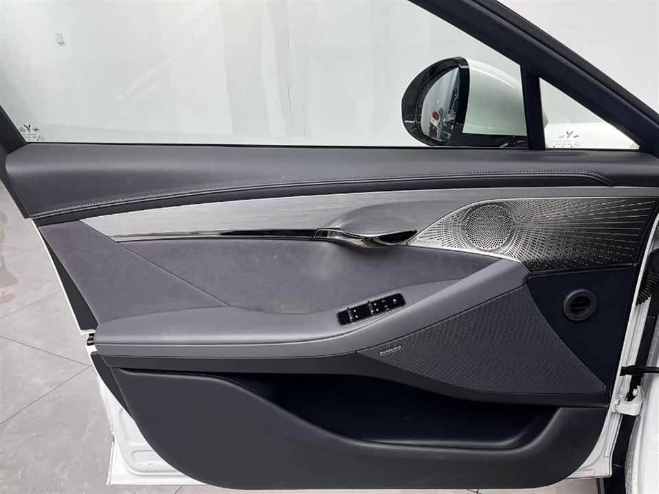 VOYAH Lantu chasing light