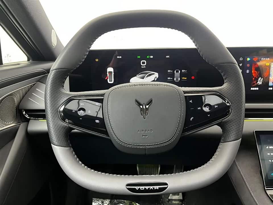 VOYAH Lantu chasing light