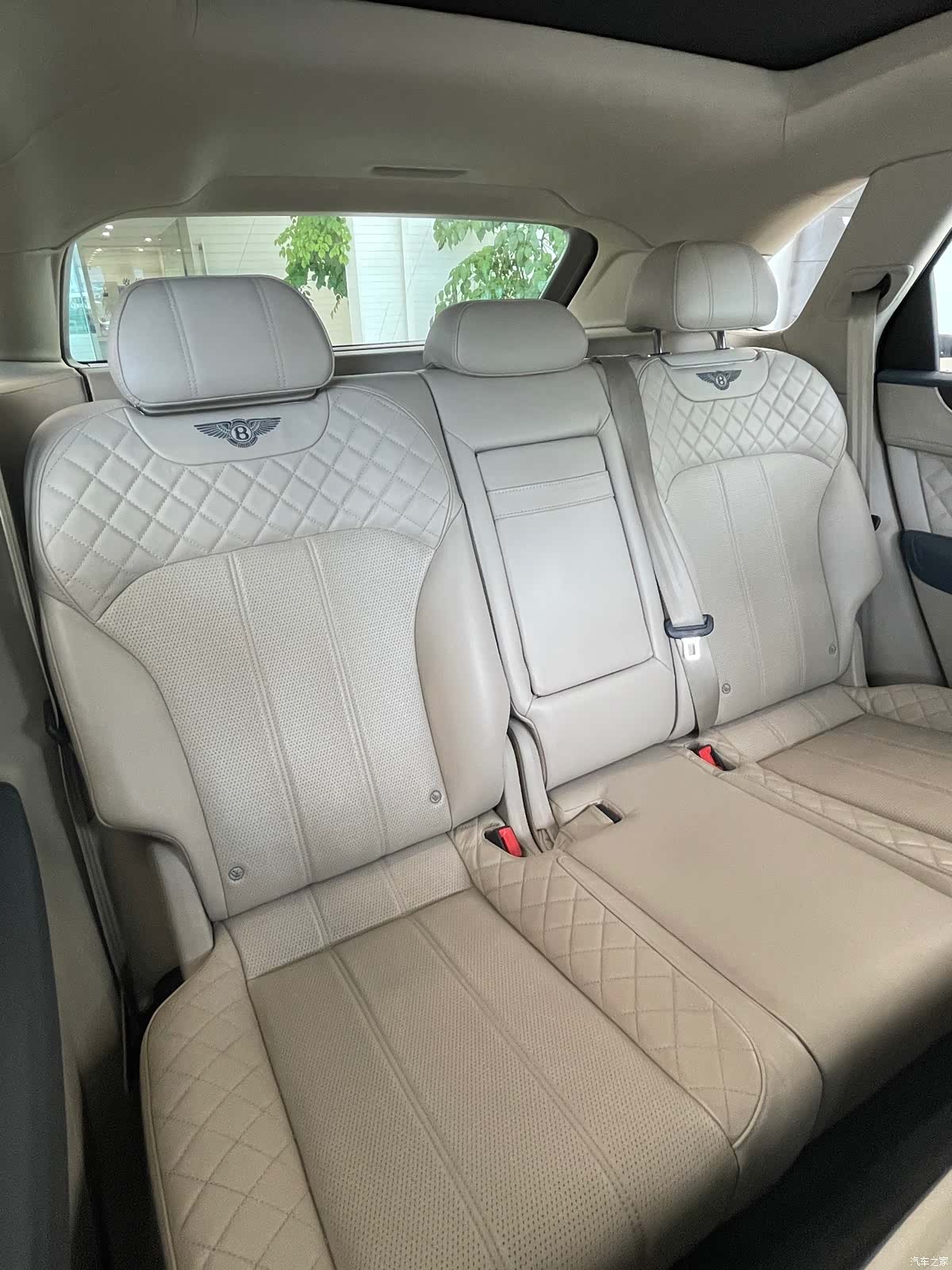 Bentley Bentayga, 2017 14