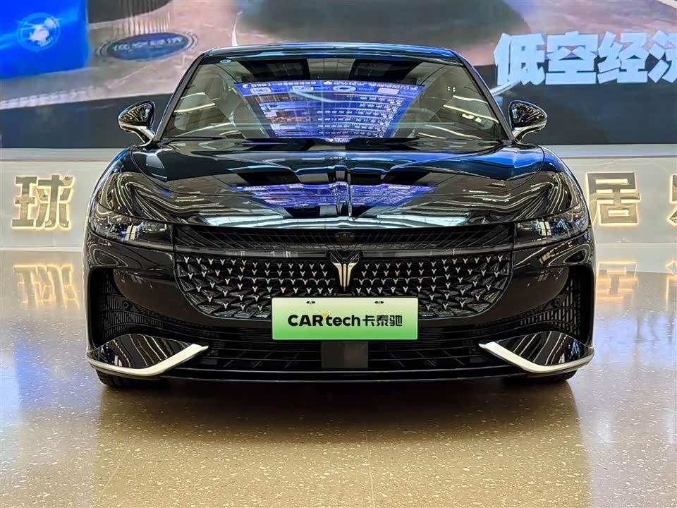 VOYAH Lantu chasing light