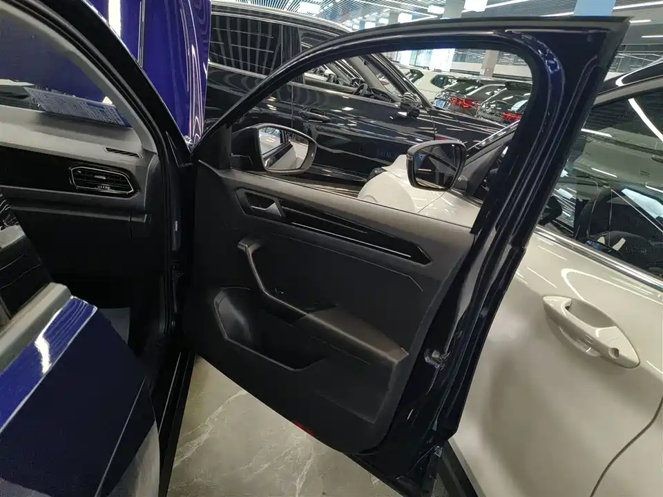 Volkswagen T-ROC exploring Songs