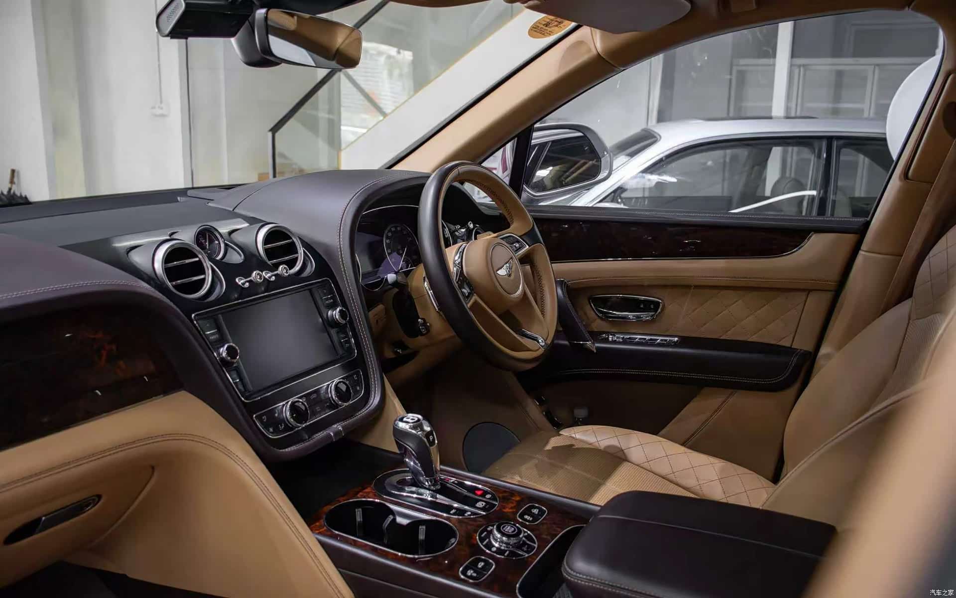 Bentley Bentayga, 2016 6
