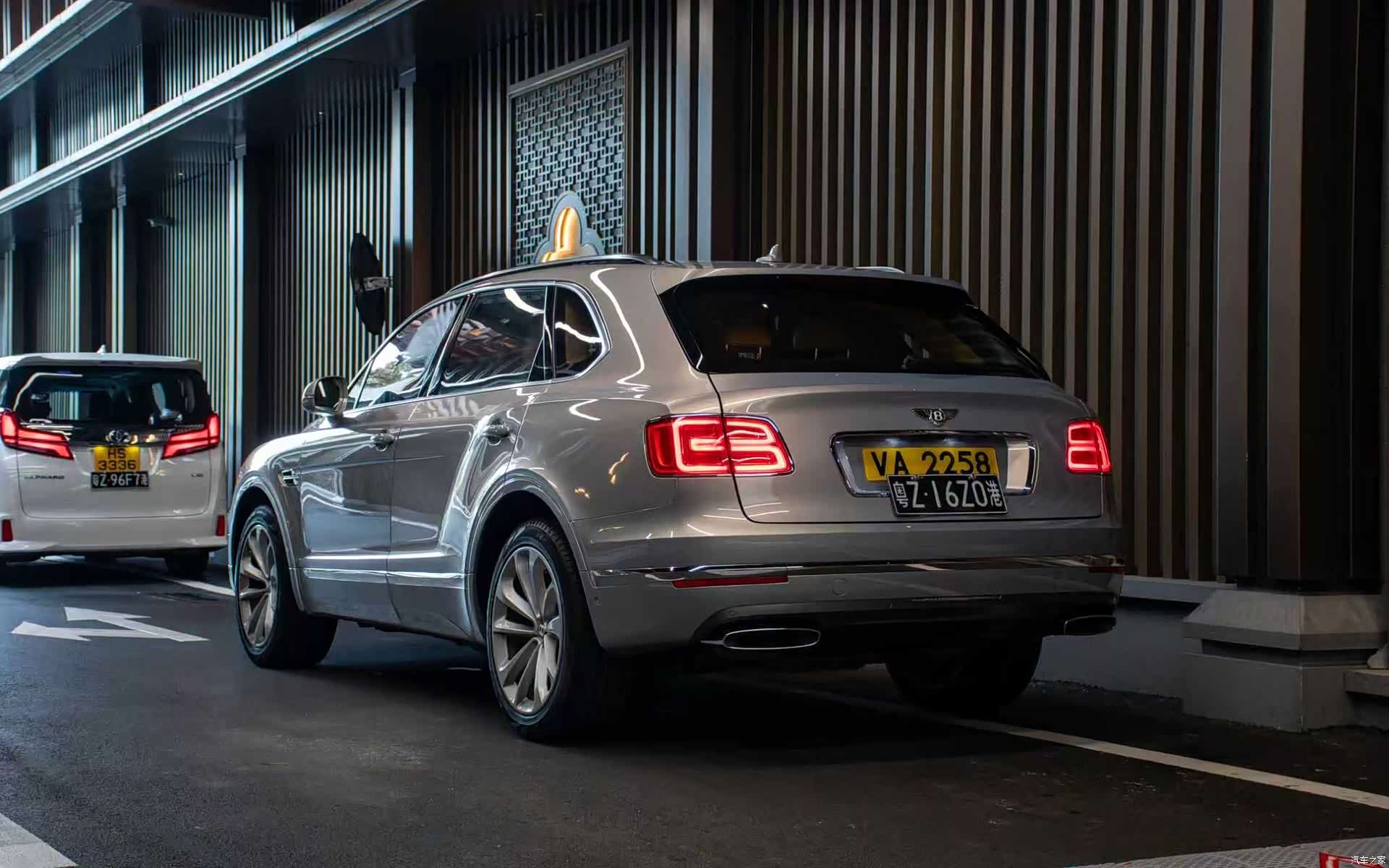 Bentley Bentayga, 2016 10