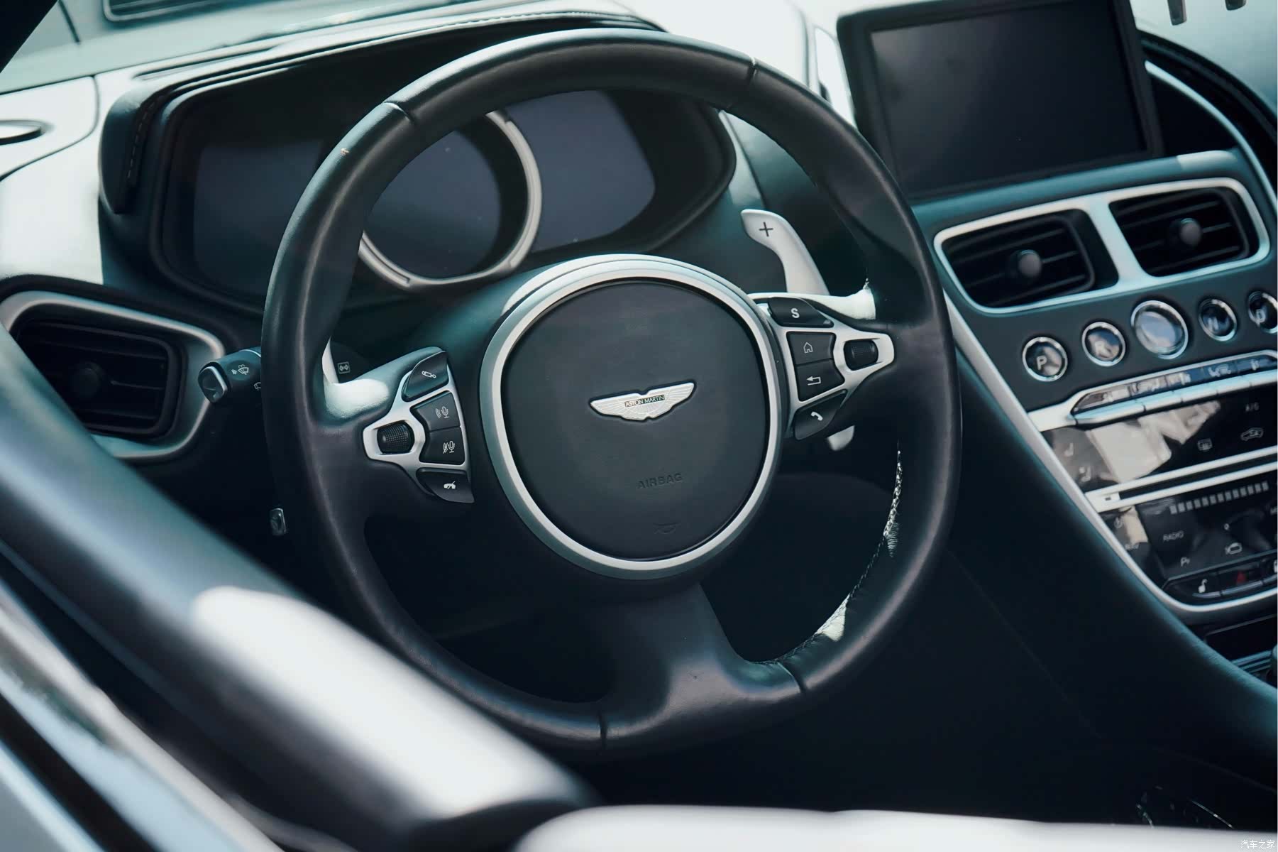 Aston Martin DB11, 2021 11