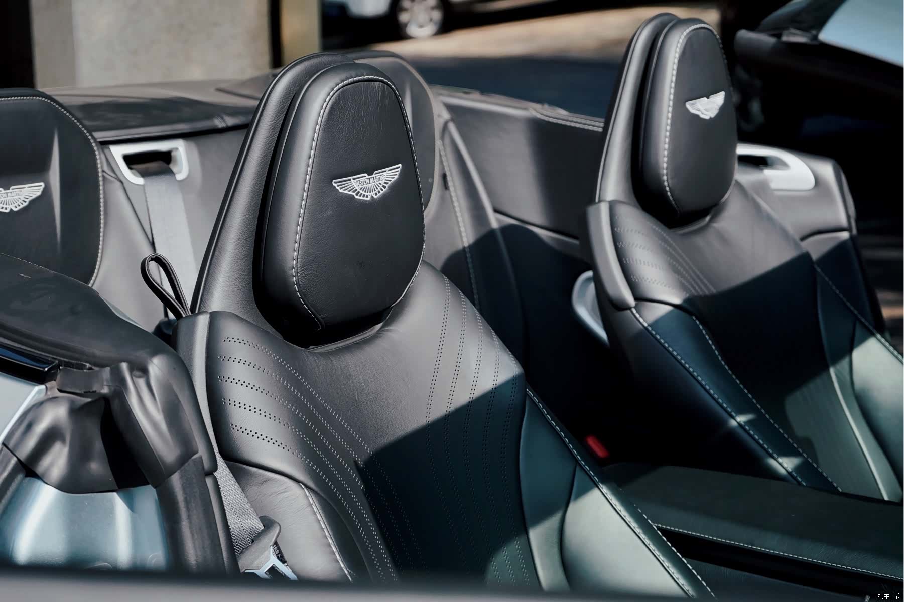 Aston Martin DB11, 2021 14
