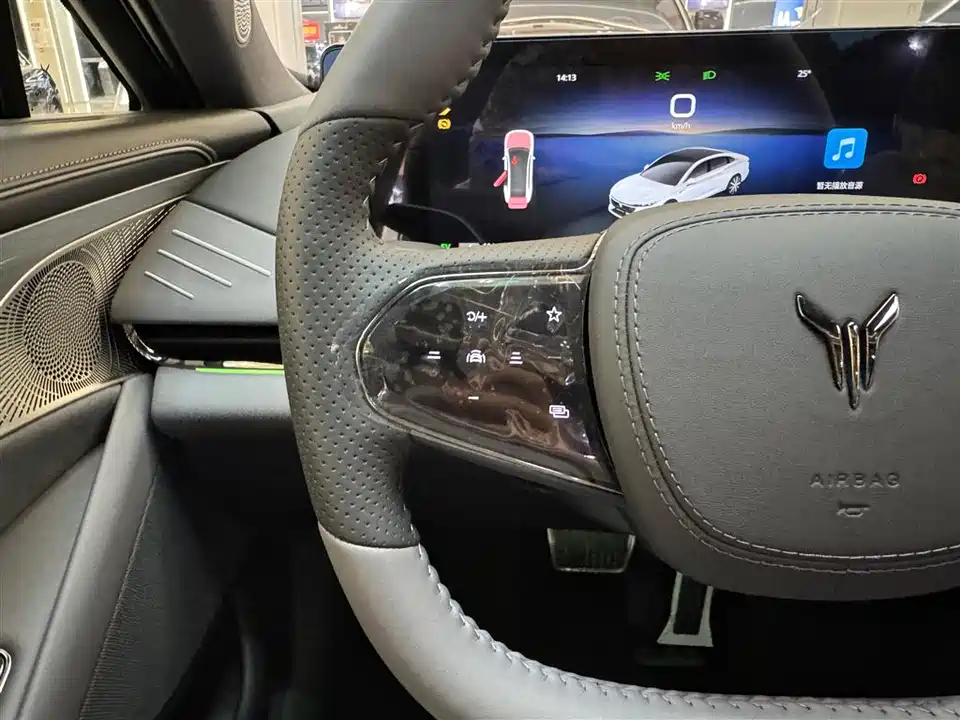 VOYAH Lantu chasing light