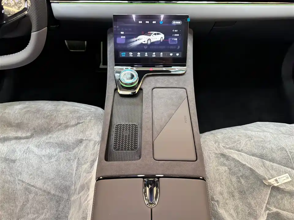 VOYAH Lantu chasing light