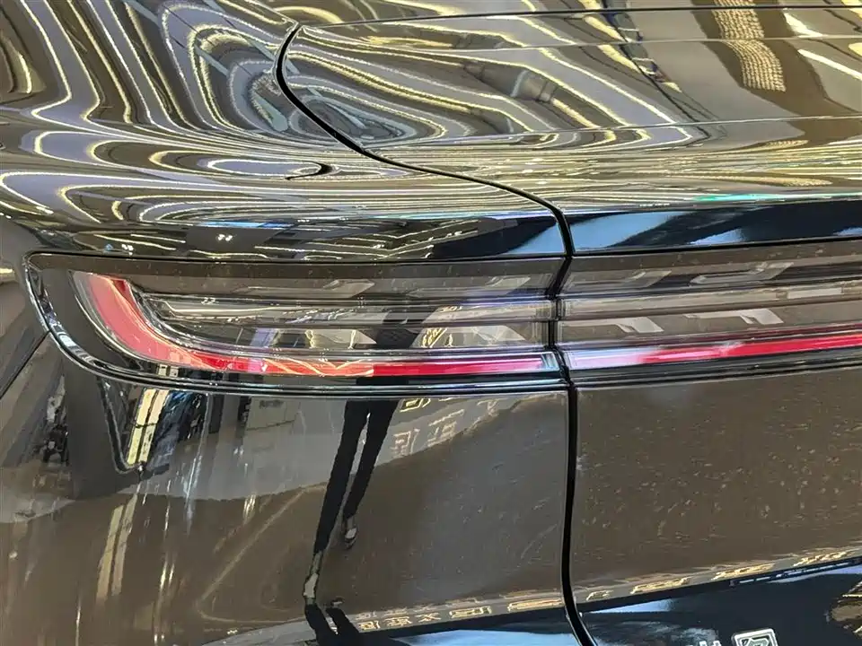 VOYAH Lantu chasing light