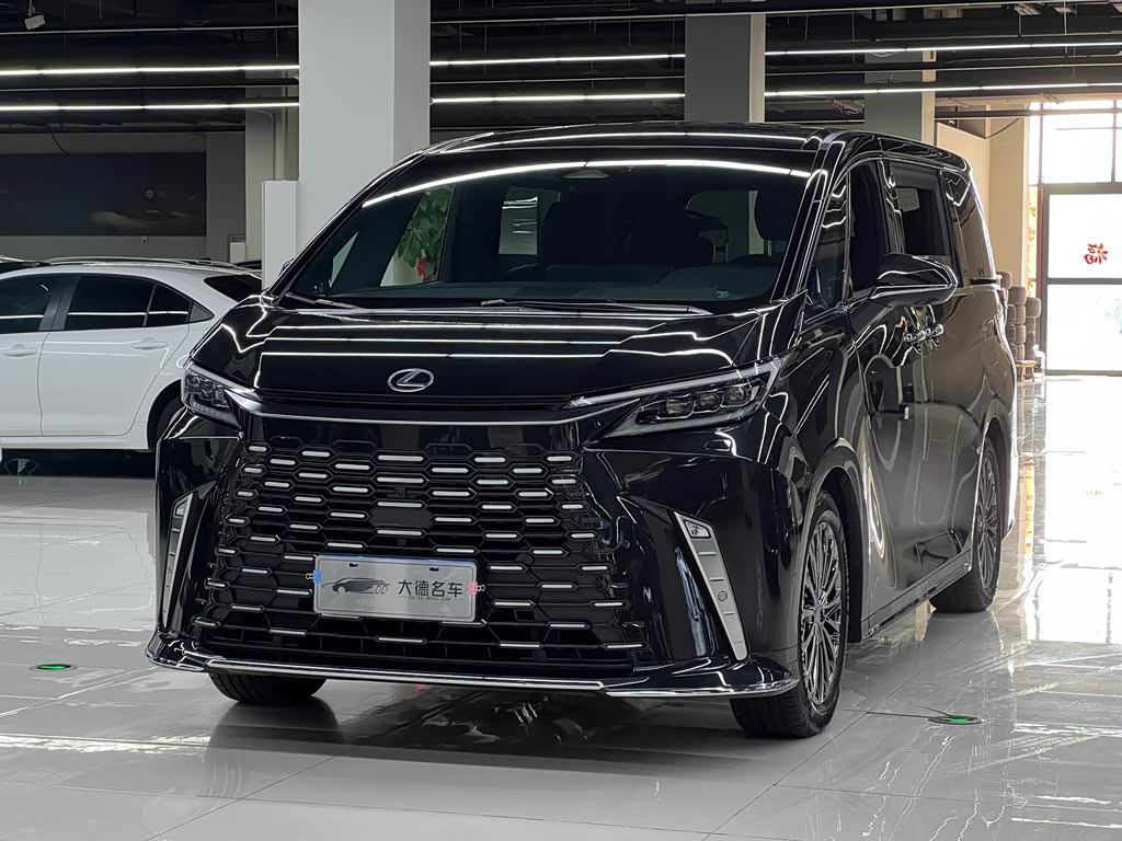 Lexus LM